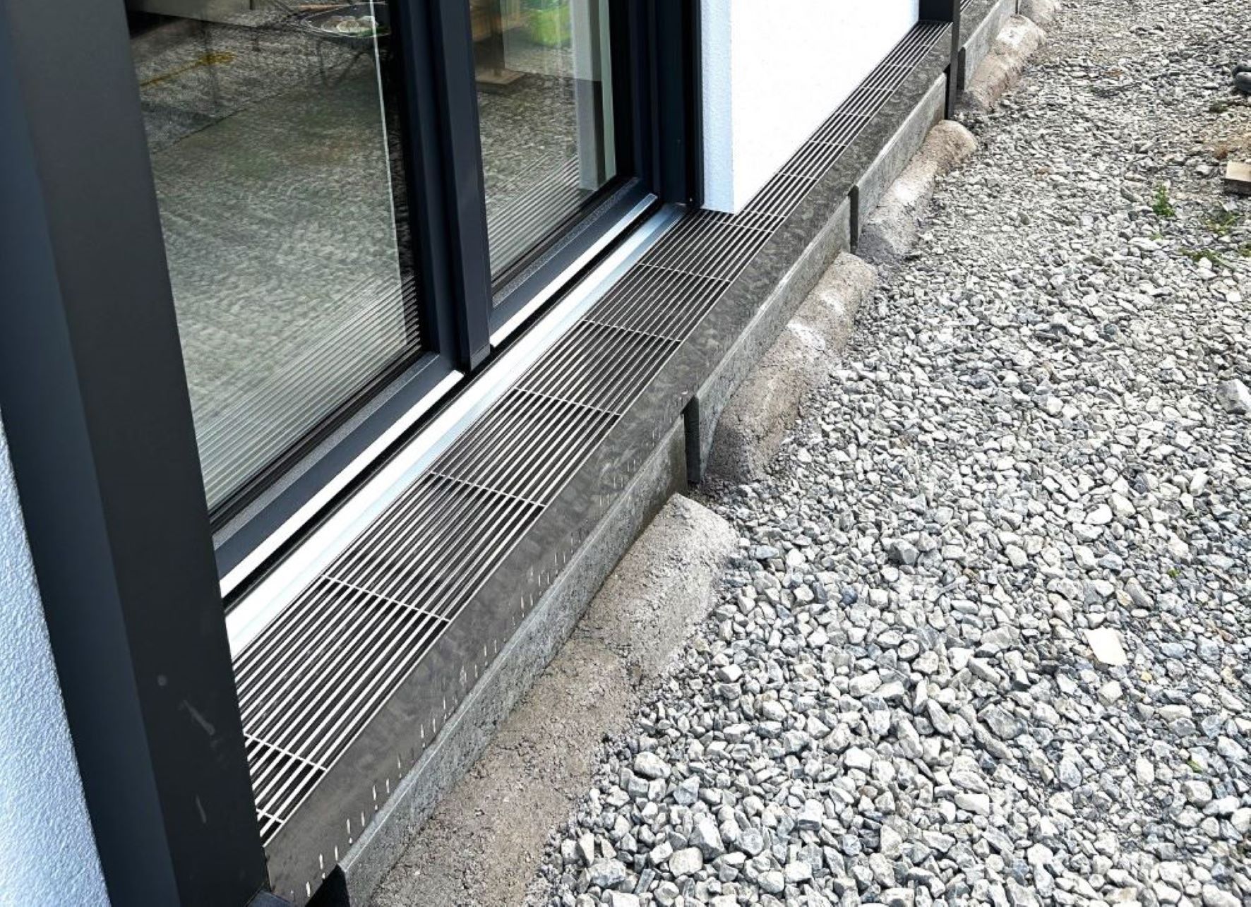 ADO Fassadenrinne Entwässerungsrinne FRI-S mit Kammrost Referenz Terrasse Privathaus