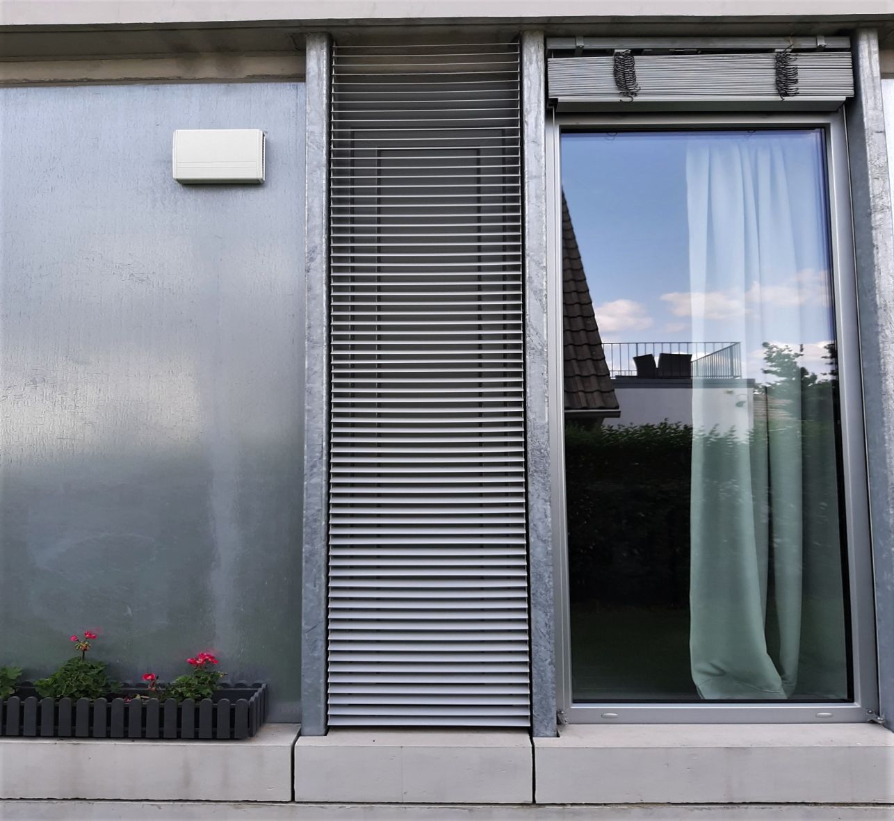 ADO Fassadenverkleidung aus Aluminium als Sichtschutz vor Fenster