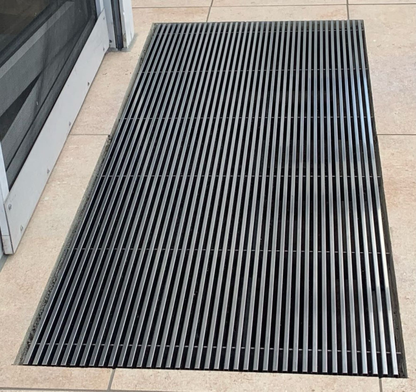 ADO Kammroste Lichtschachtrost KR-6-V2A Referenz Terrasse Privathaus