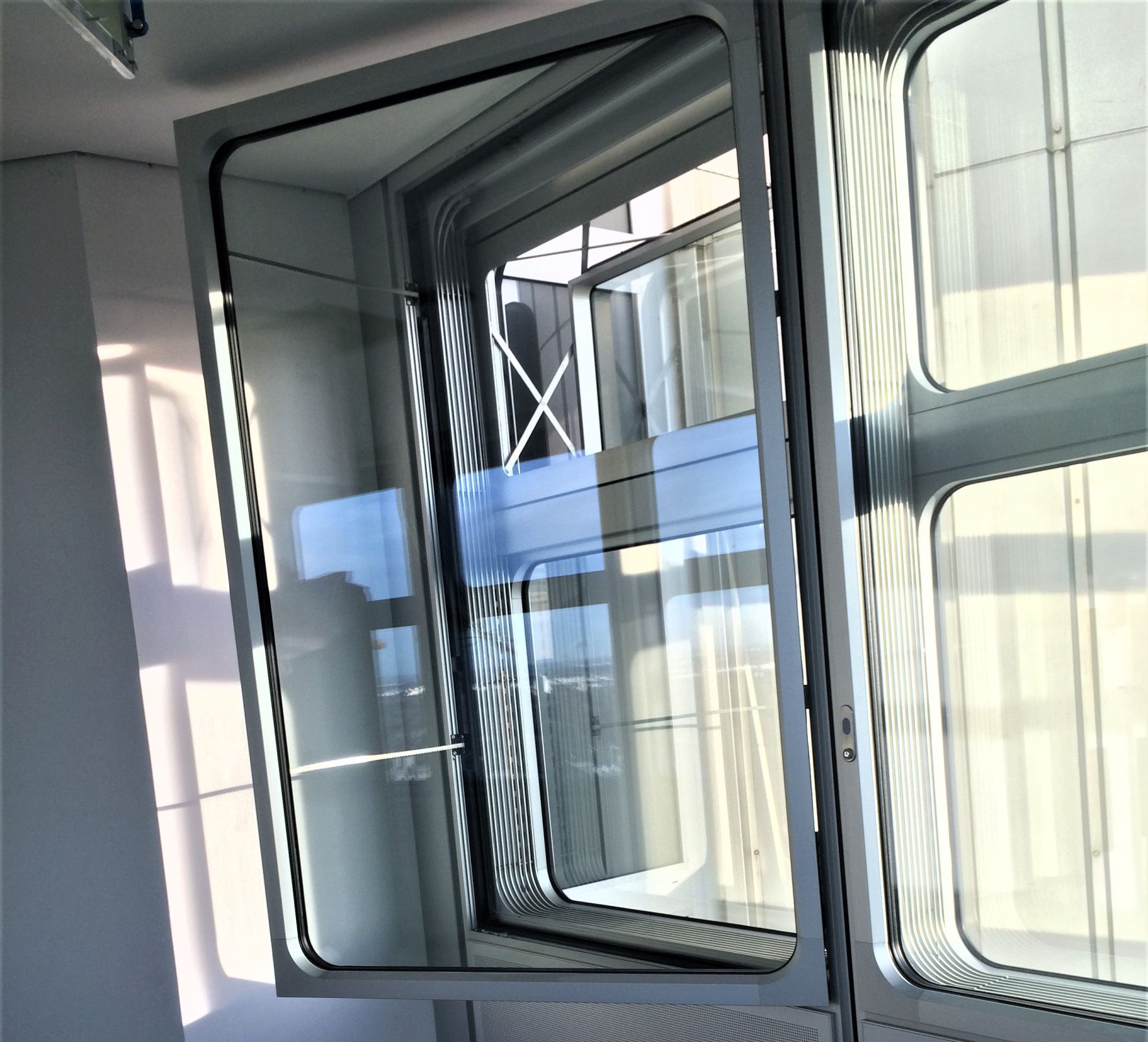 ADO Kammroste Linearroste KR-Alu gebogen in Laibungen von Fenstern