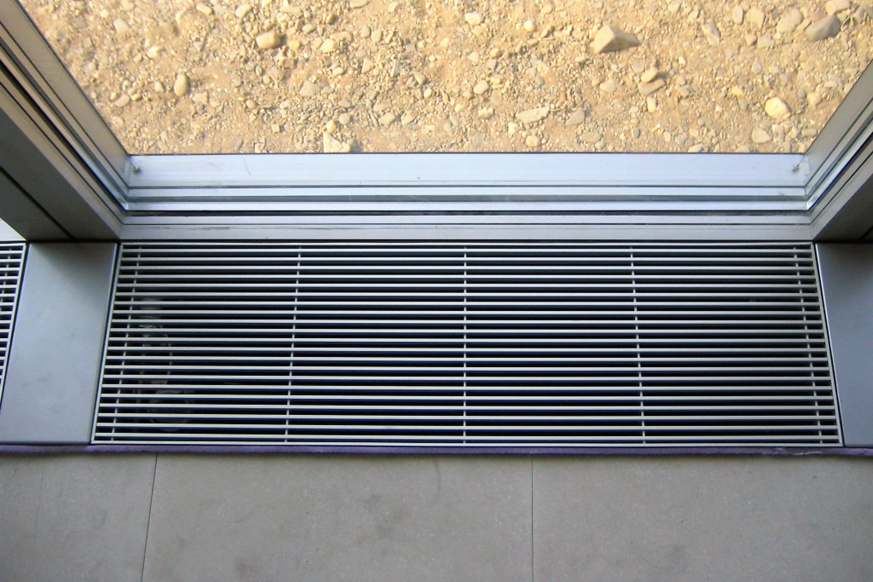 ADO Kammroste Linearroste KR-V2A Referenz Verwaltungsgebäude