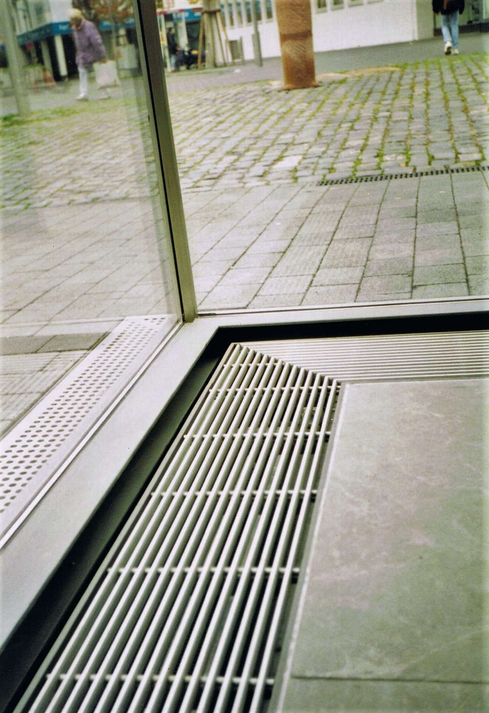 ADO Lüftungsgitter LG-TS aus Aluminium-TS-Profil Referenz Theater 
