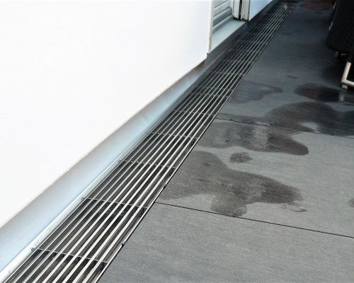 ADO Fassadenentwässerungsrinnen FRI-H übergangslose Anarbeitung