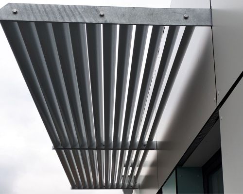 ADO Sonnenschutz SB-EL aus elliptischen Aluminium-Hohlprofilen zwischen Kragarme montiert